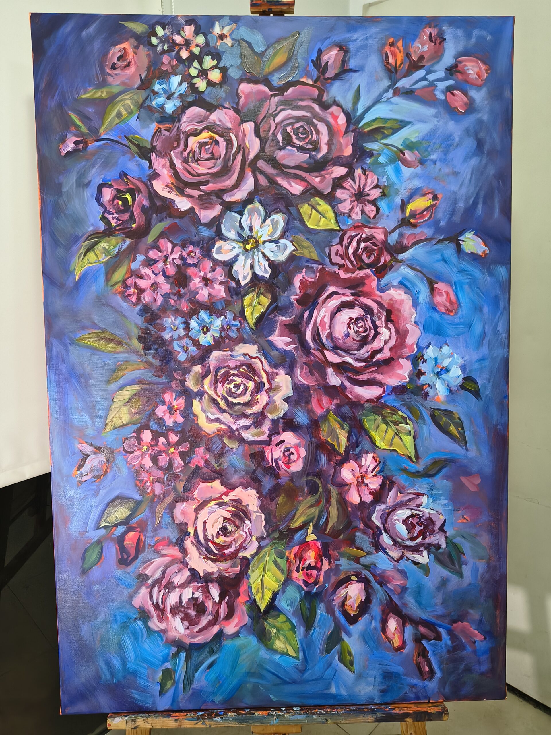 Jardín azul: flores rosas, violetas y blancas sobre fondo azul. Obra original sobre bastidor, sin marco.